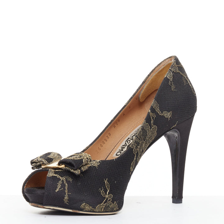 SALVATORE FERRAGAMO Teodora black gold lace Vera bow peep toe pumps Size.8