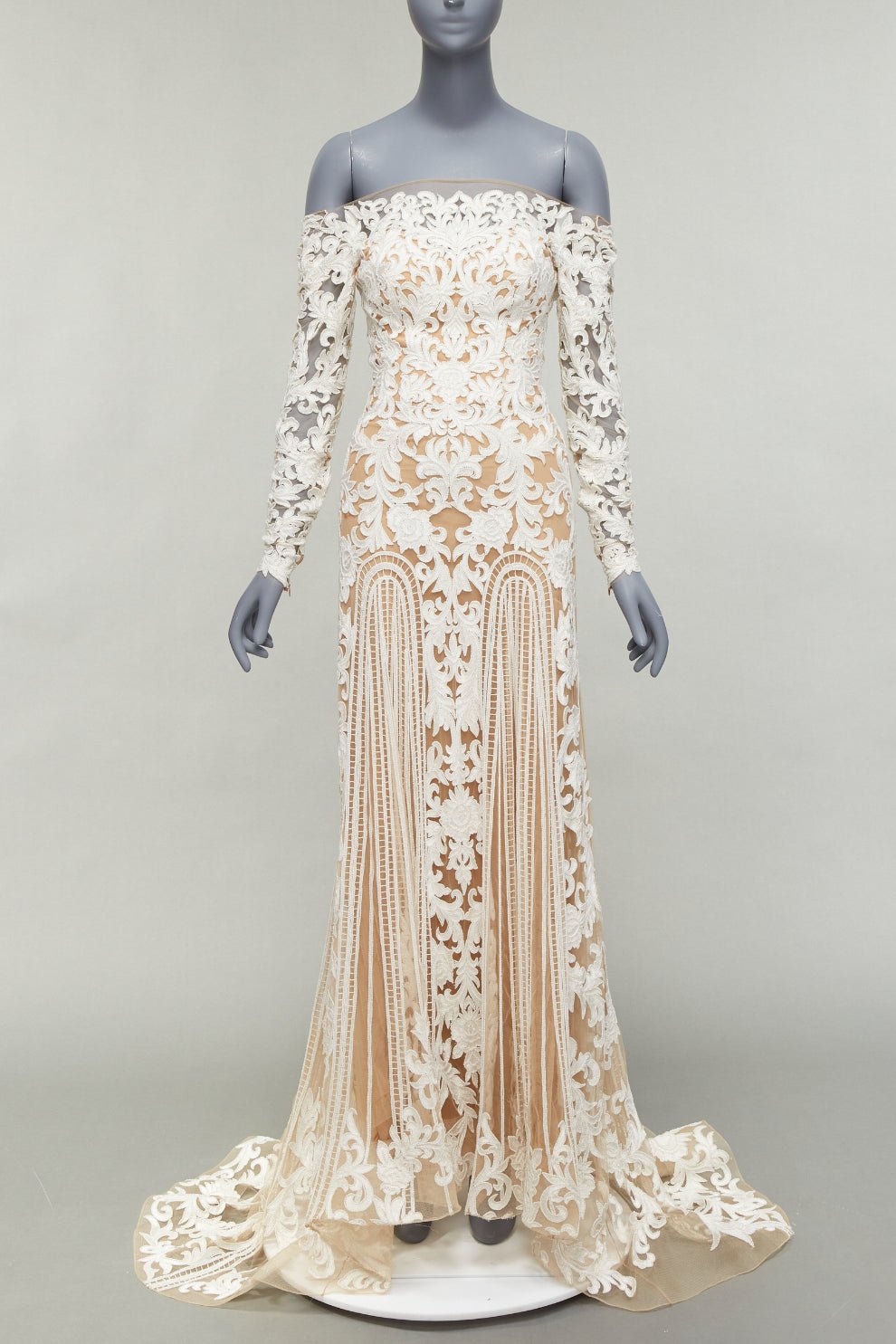 2015 white and gold dress In 2015, a photograph of a dress went viral, dividing viewers over whether its colors were blue and black or white and gold. This optical illusion highlighted differences in human color perception