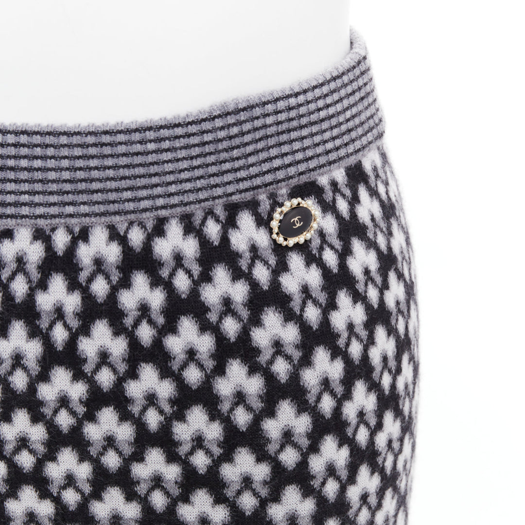 CHANEL 100% cashmere grey CC logo pearl button pattern stretch knit pants FR38 M