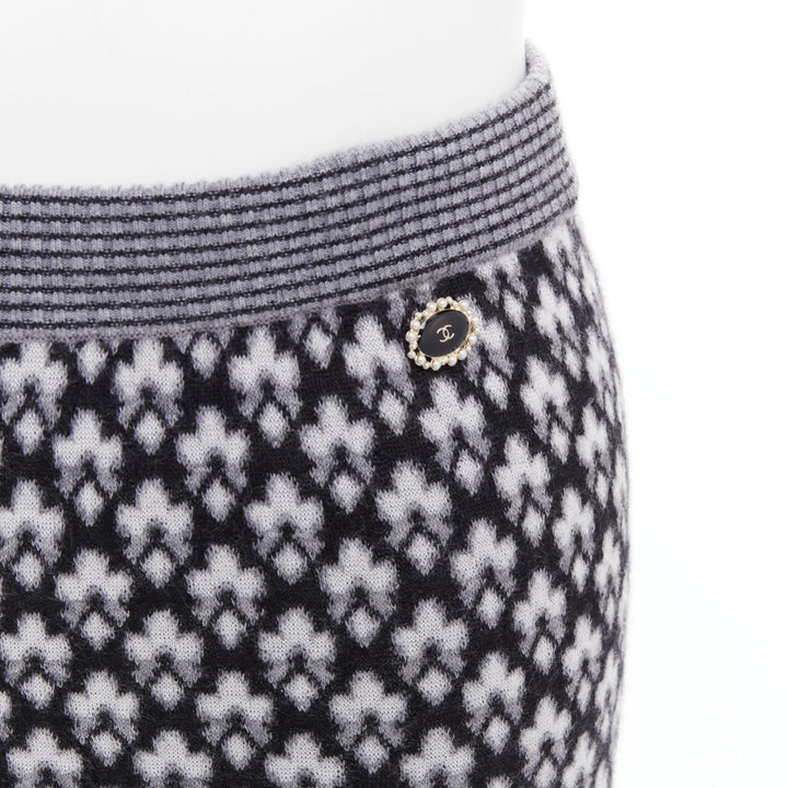 CHANEL 100% cashmere grey CC logo pearl button pattern stretch knit pants FR38 M