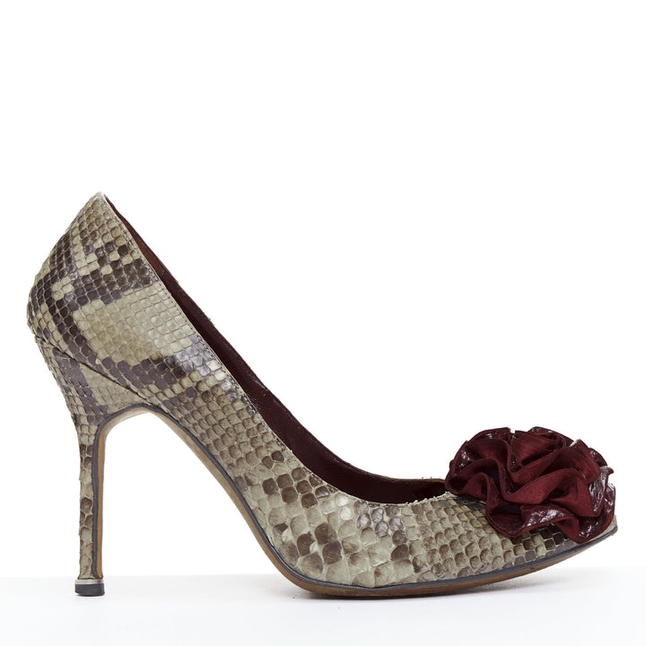 MANOLO BLAHNIK red scaled leather rose applique pumps EU37