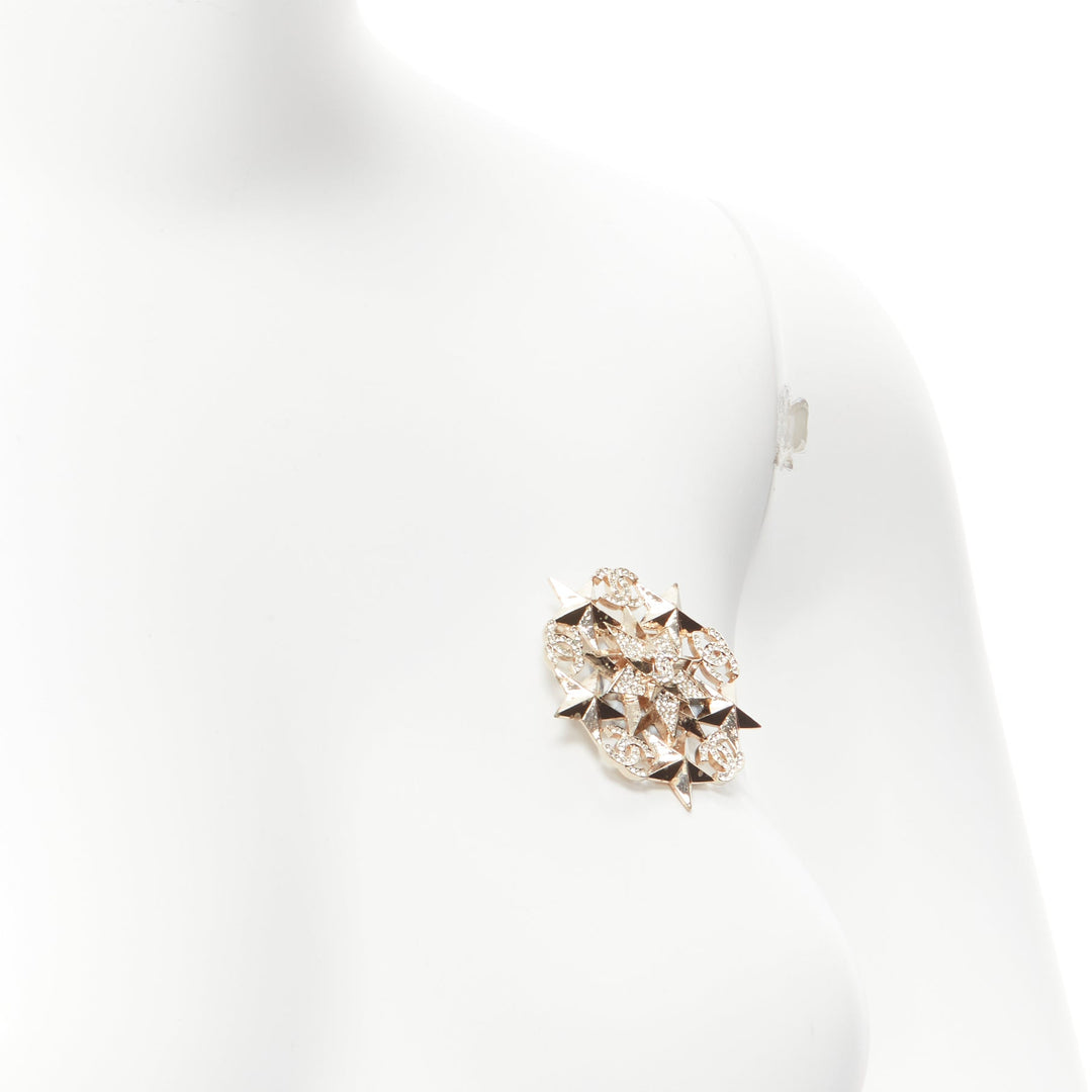 CHANEL A17C crystal CC logo gold tone star motive badge style pin brooch