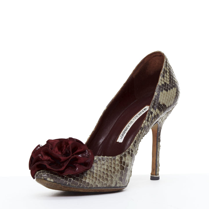 MANOLO BLAHNIK red scaled leather rose applique pumps EU37