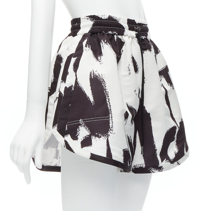 ALEXANDER MCQUEEN 2022 white Brush Graffiti flared high waisted shorts IT36 XXS