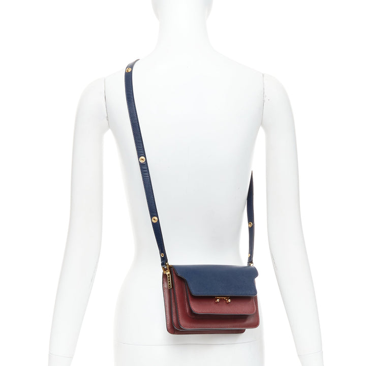 MARNI Trunk navy burgundy textured leather clasp crossbody bag