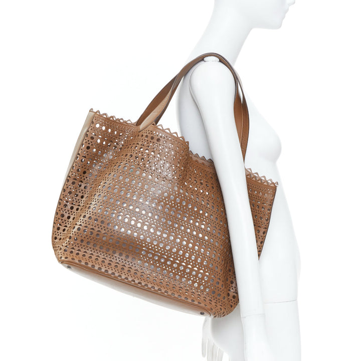 ALAIA 2021 Le Mina 32 Vienne laser cut tan leather shoulder handbag tote bag