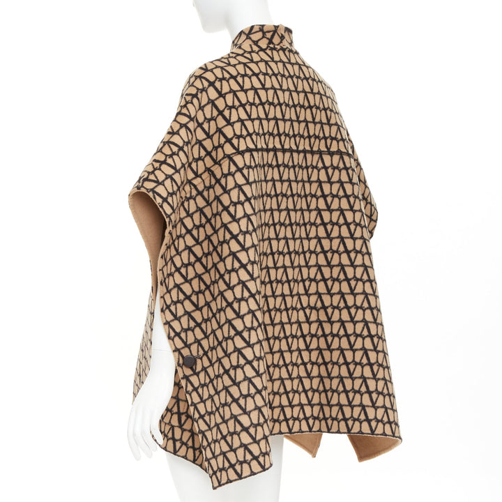 VALENTINO 2023 Runway Toile Iconographe reversible wool cape jacket IT38