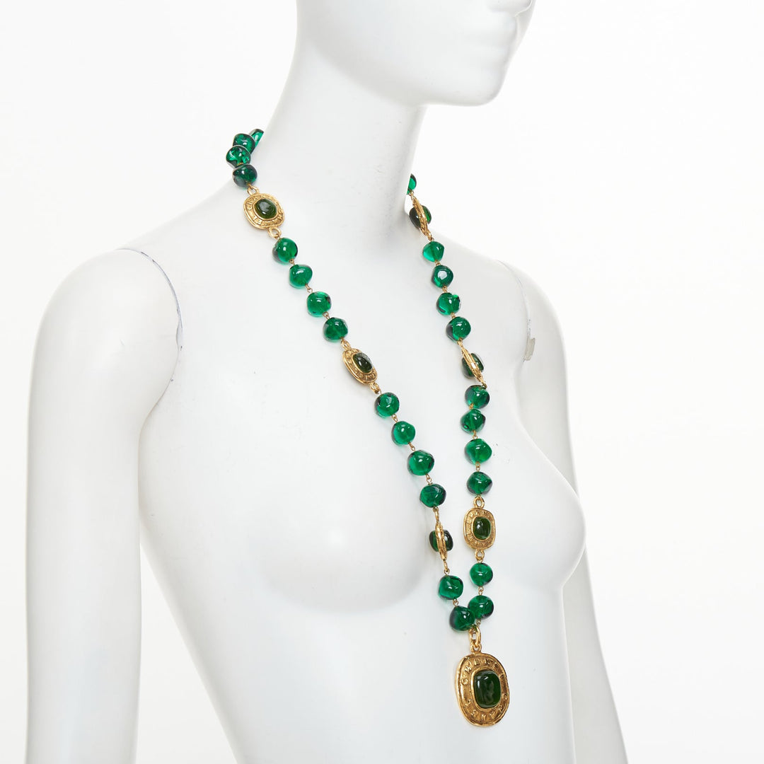 CHANEL 1991 Collection 26 Vintage green gripoix glass cabochon pendan necklace