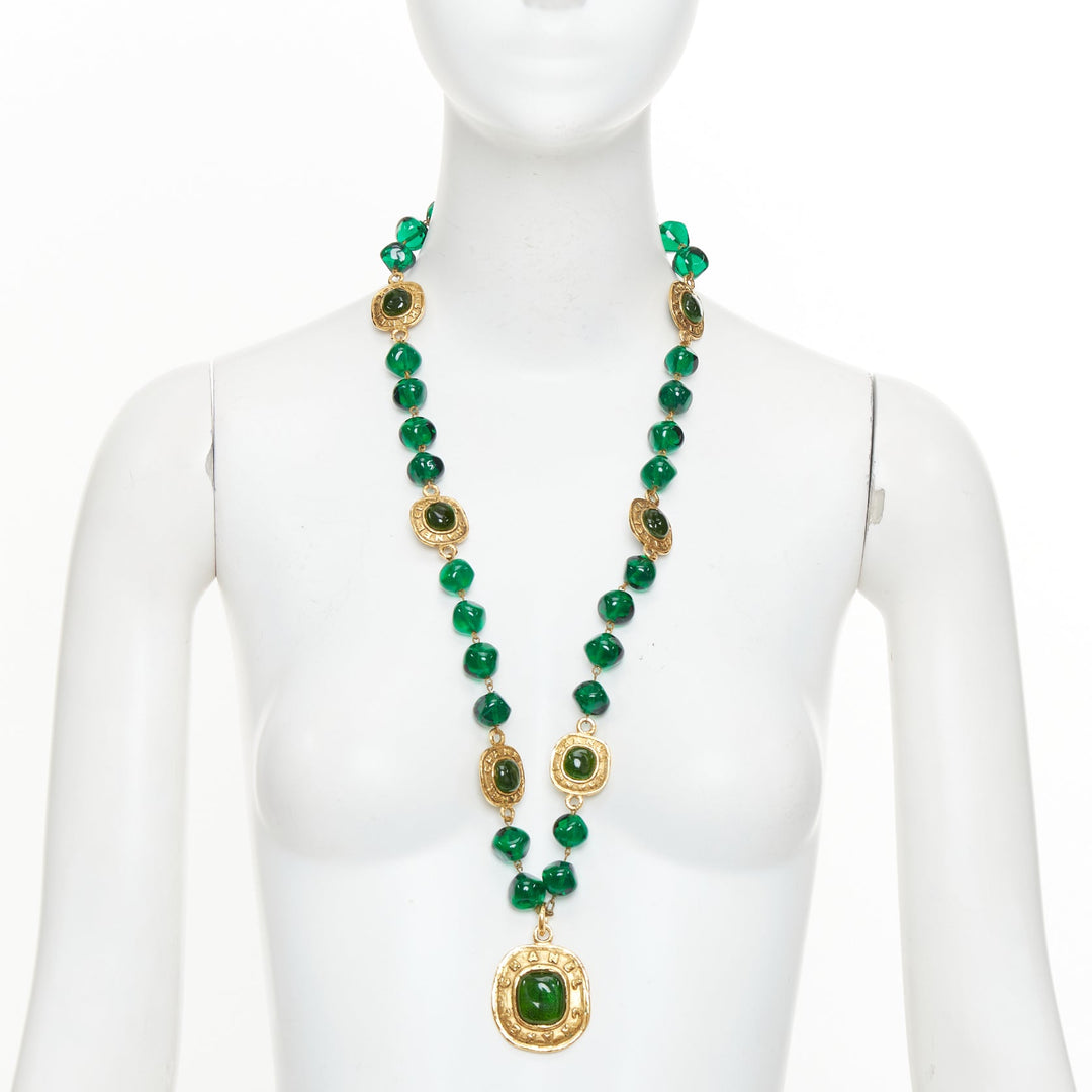 CHANEL 1991 Collection 26 Vintage green gripoix glass cabochon pendan necklace