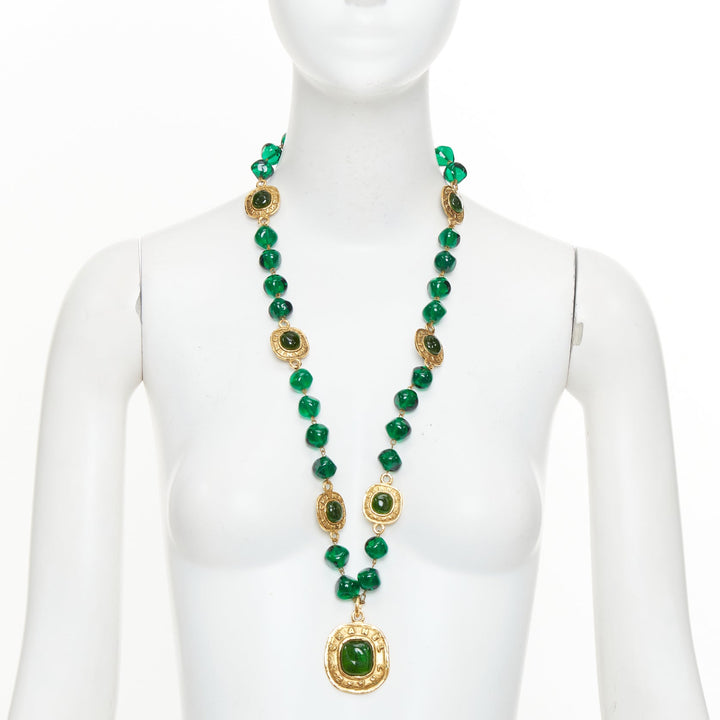 CHANEL 1991 Collection 26 Vintage green gripoix glass cabochon pendan necklace