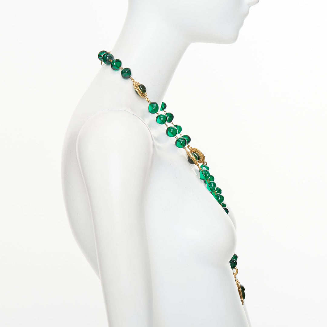 CHANEL 1991 Collection 26 Vintage green gripoix glass cabochon pendan necklace