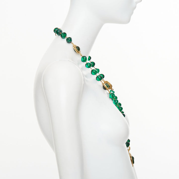 CHANEL 1991 Collection 26 Vintage green gripoix glass cabochon pendan necklace