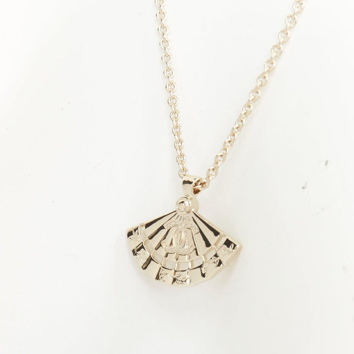 CHANEL G25A pale gold interlocking CC logo pearl hand fan pendant necklace