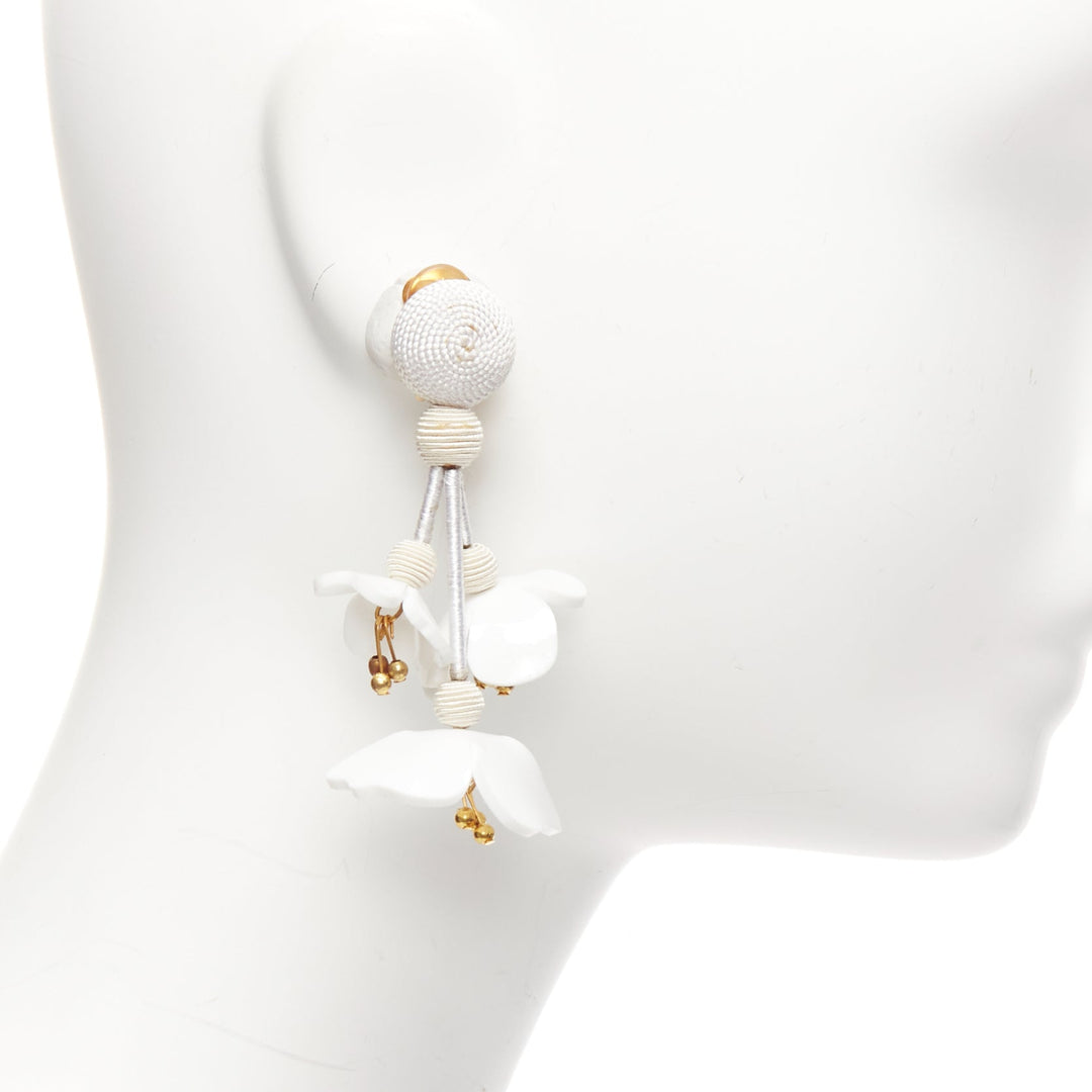 OSCAR DE LA RENTA Nuevos white acrylic gold beads floral clip on earrings Pair