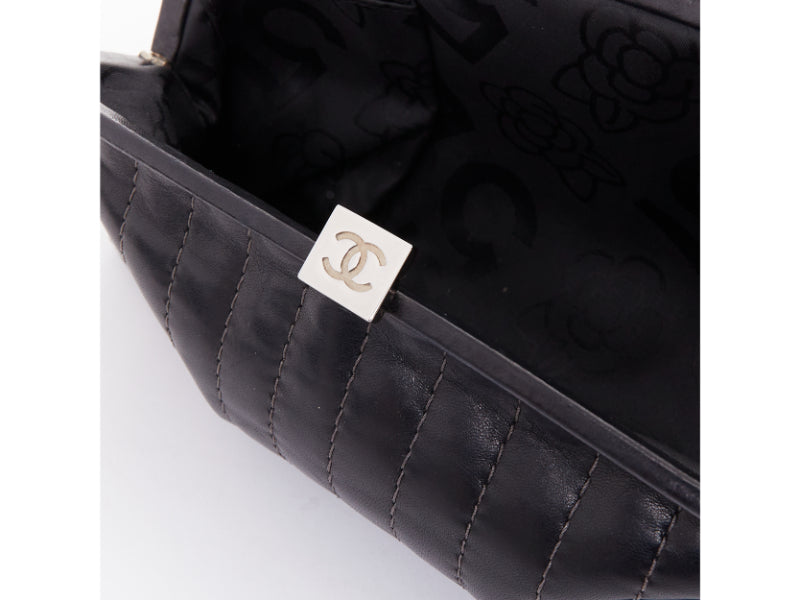 CHANEL 2005 Mademoiselle Ligne black vertical quilt lambskin kisslock clutch bag