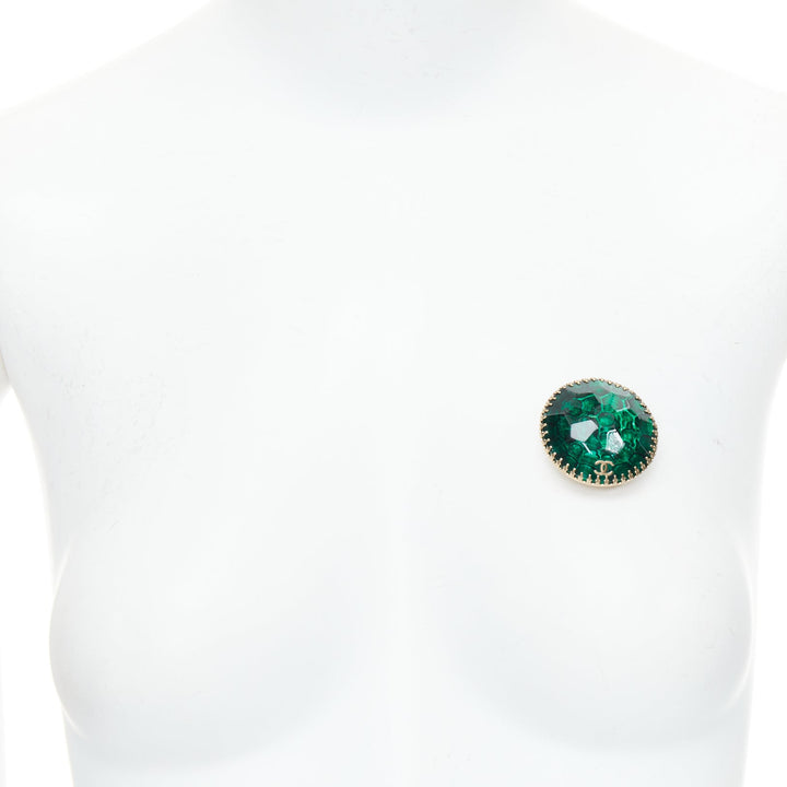 CHANEL 07A Vintage green resin gold CC logo round dome pin brooch