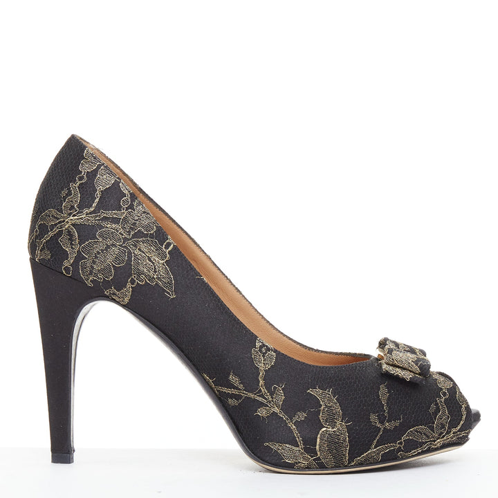 SALVATORE FERRAGAMO Teodora black gold lace Vera bow peep toe pumps Size.8