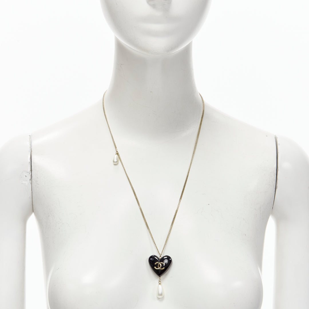 CHANEL B18 B Heart CC logo black resin drop pearl gold necklace