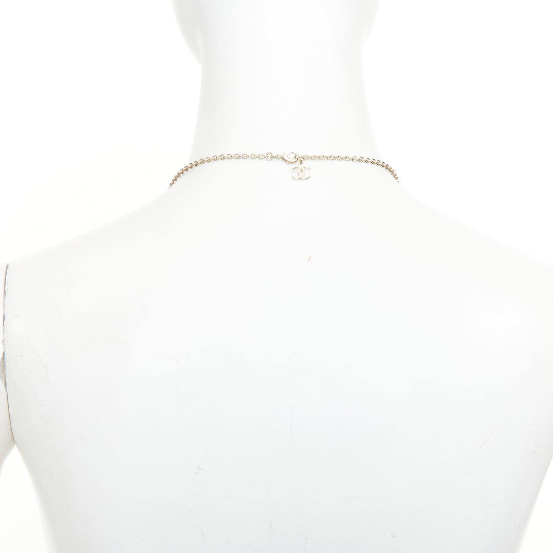 CHANEL G25A pale gold interlocking CC logo pearl hand fan pendant necklace