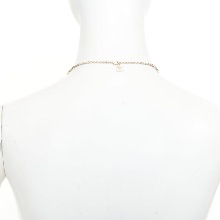 CHANEL G25A pale gold interlocking CC logo pearl hand fan pendant necklace