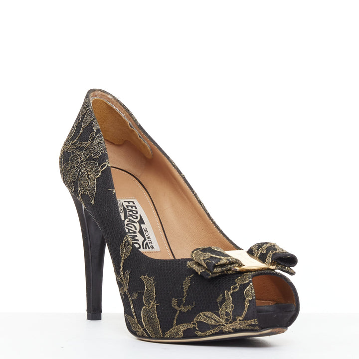 SALVATORE FERRAGAMO Teodora black gold lace Vera bow peep toe pumps Size.8