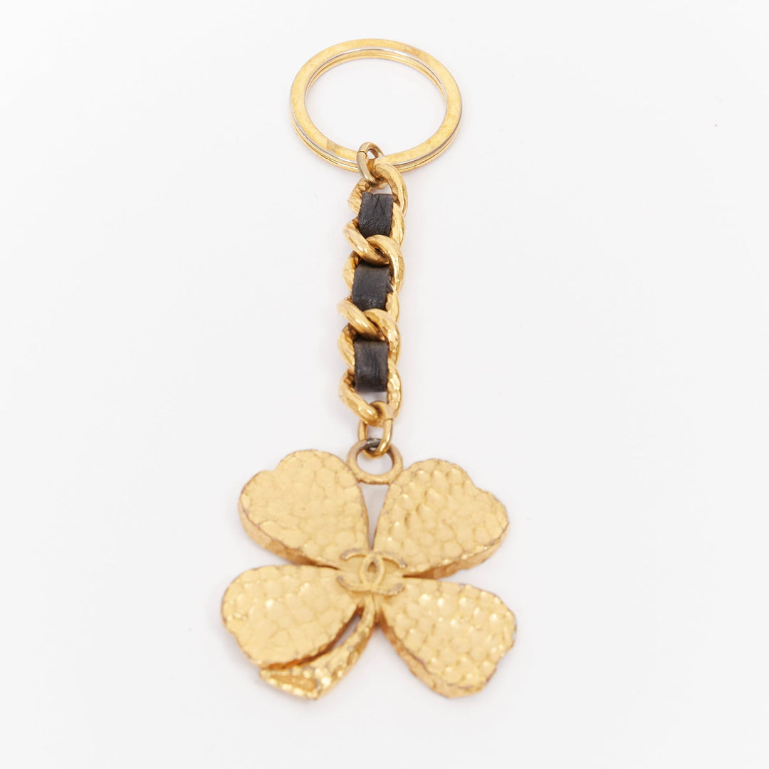 CHANEL 1995 Vintage four leaf clover black leather interwoven gold chain keyring