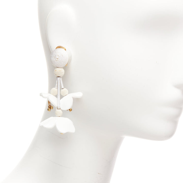 OSCAR DE LA RENTA Nuevos white acrylic gold beads floral clip on earrings Pair