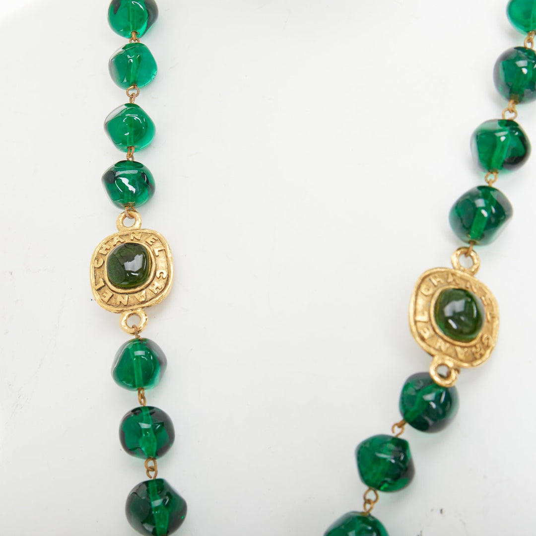 CHANEL 1991 Collection 26 Vintage green gripoix glass cabochon pendan necklace