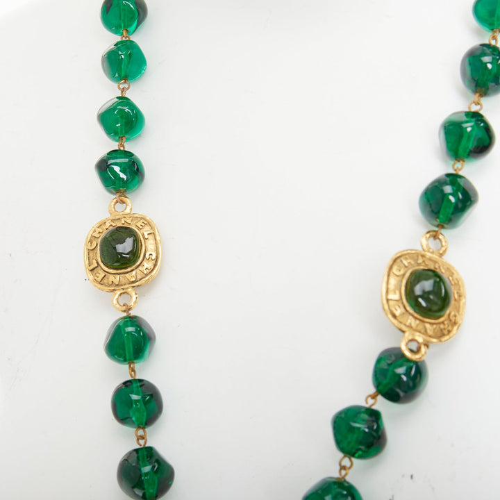 CHANEL 1991 Collection 26 Vintage green gripoix glass cabochon pendan necklace