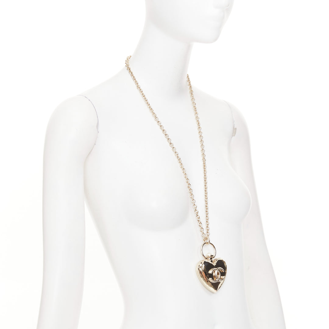 CHANEL B22C AB7531 Giant Heart Locket gold plated CC locket long chain necklace