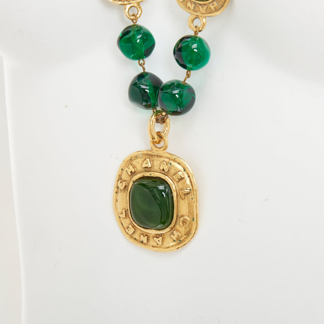 CHANEL 1991 Collection 26 Vintage green gripoix glass cabochon pendan necklace