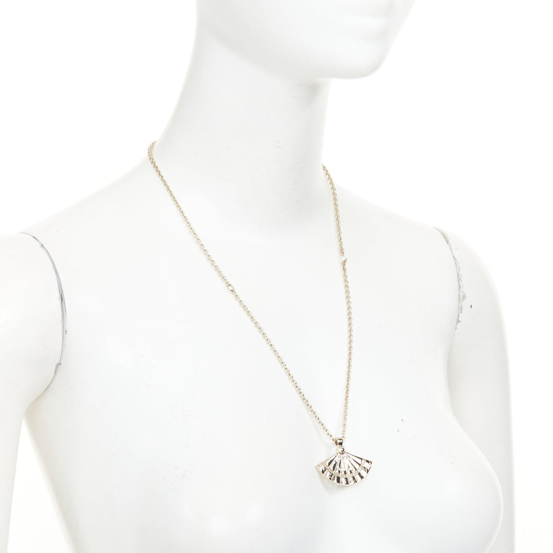 CHANEL G25A pale gold interlocking CC logo pearl hand fan pendant necklace