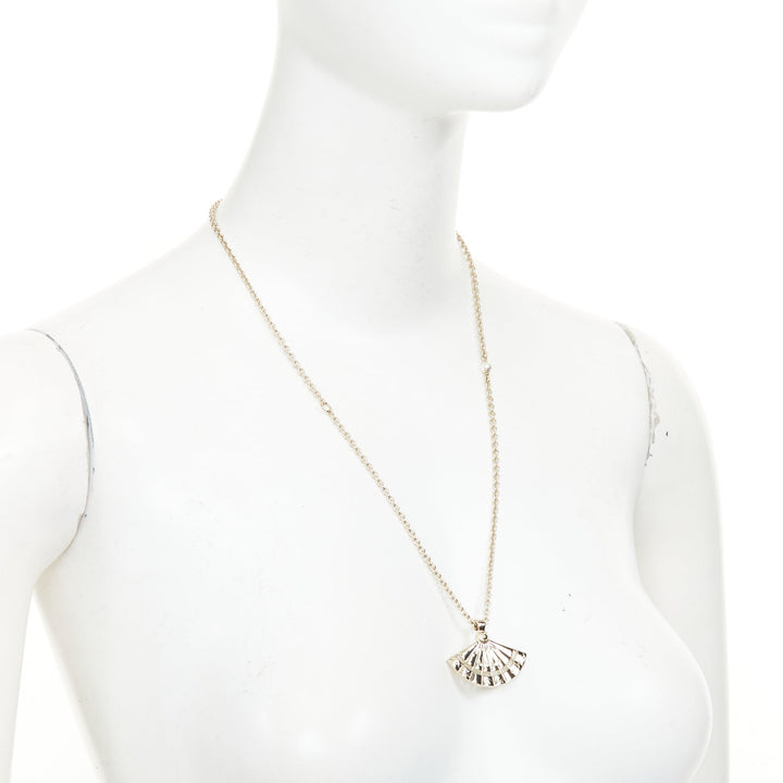 CHANEL G25A pale gold interlocking CC logo pearl hand fan pendant necklace