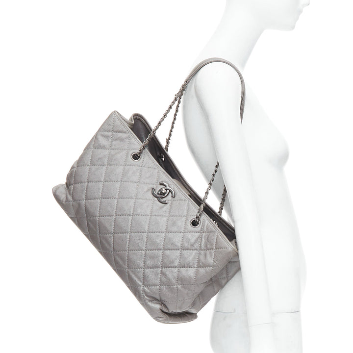 CHANEL Be Caviar grey CC logo quilted pebble leather chain tote bag