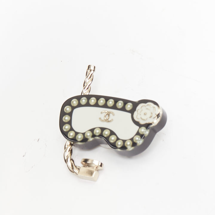 CHANEL D19S Resin Pearl Scuba Snorkeling CC black white CC acrylic pin brooch