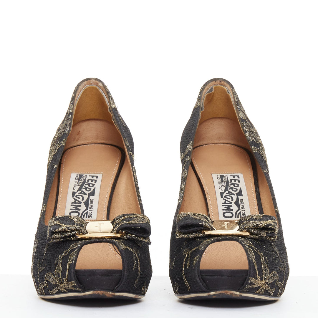 SALVATORE FERRAGAMO Teodora black gold lace Vera bow peep toe pumps Size.8