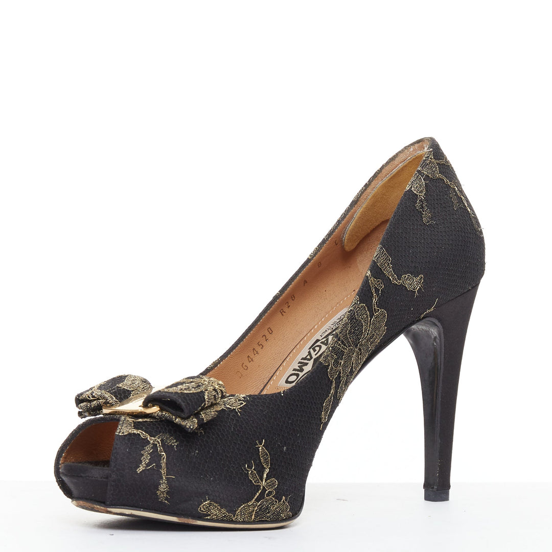 SALVATORE FERRAGAMO Teodora black gold lace Vera bow peep toe pumps Size.8