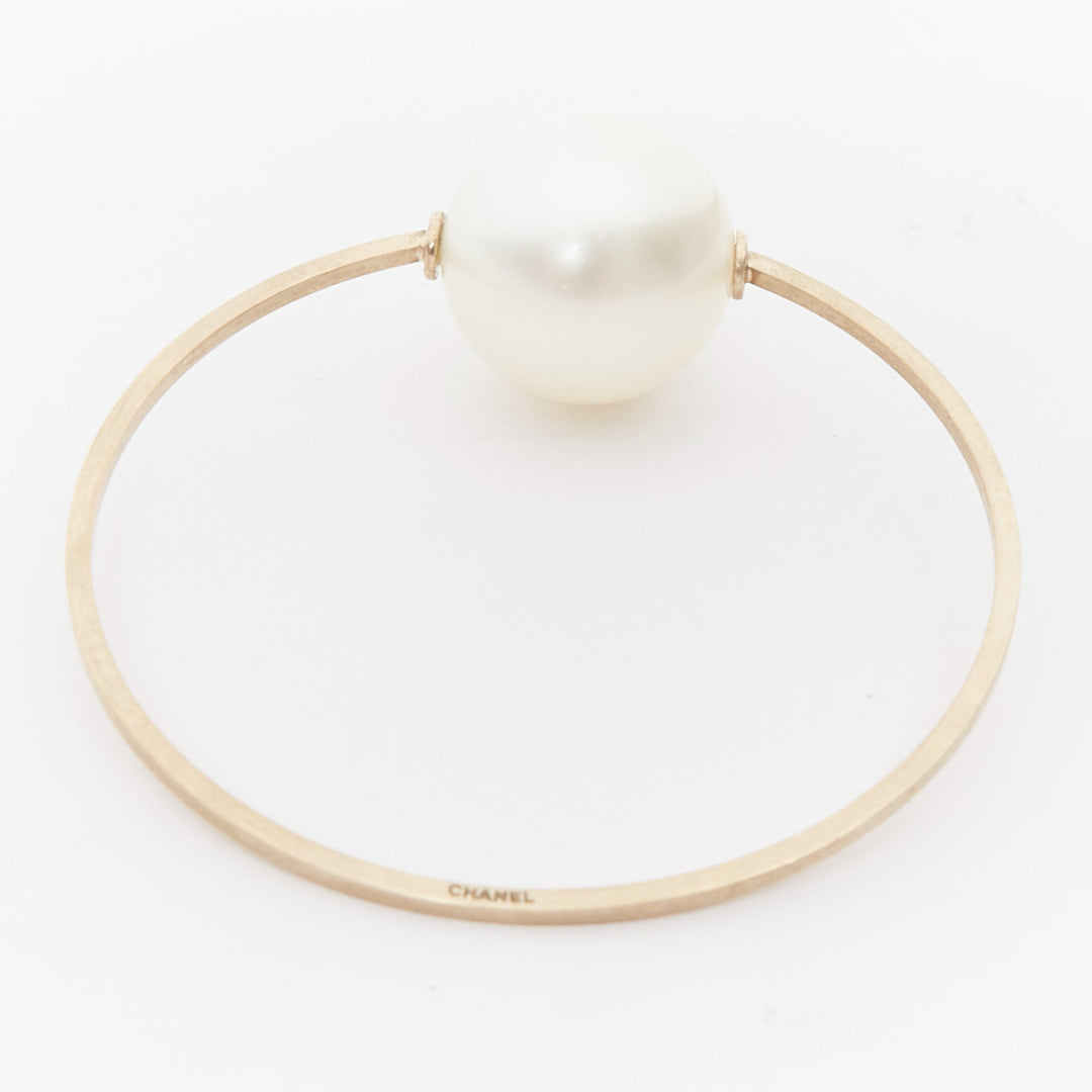 CHANEL 14S Runway Orbital large XL pearl CC logo gold metal bangle M