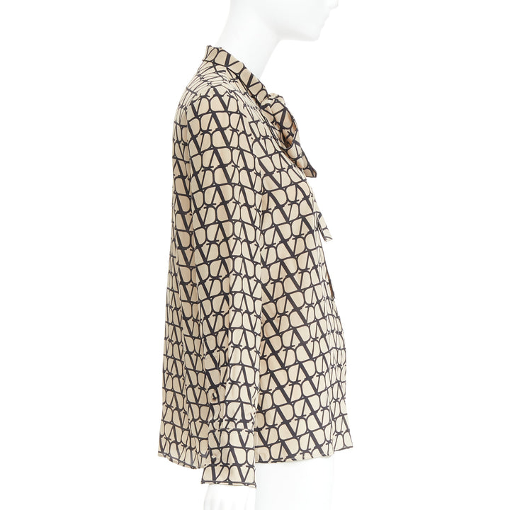 VALENTINO Iconographe Toile crepe de chine silk print tie blouse IT38 XS