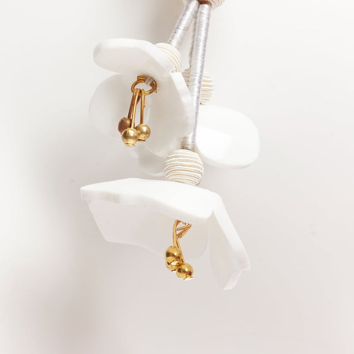 OSCAR DE LA RENTA Nuevos white acrylic gold beads floral clip on earrings Pair