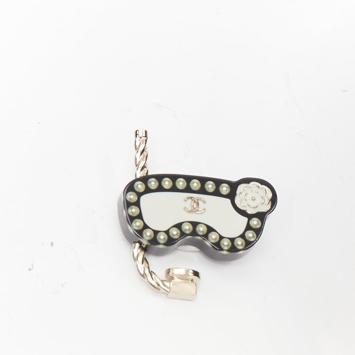 CHANEL D19S Resin Pearl Scuba Snorkeling CC black white CC acrylic pin brooch