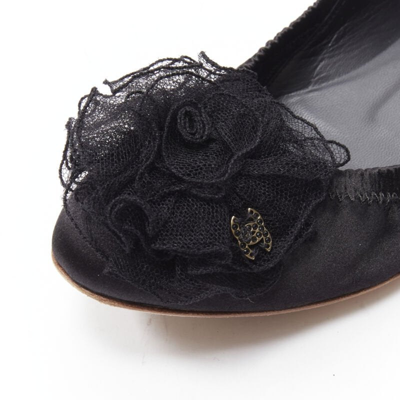 CHANEL 08C G G25751 black lace Camellia floral gold CC satin ballet flats EU37.5