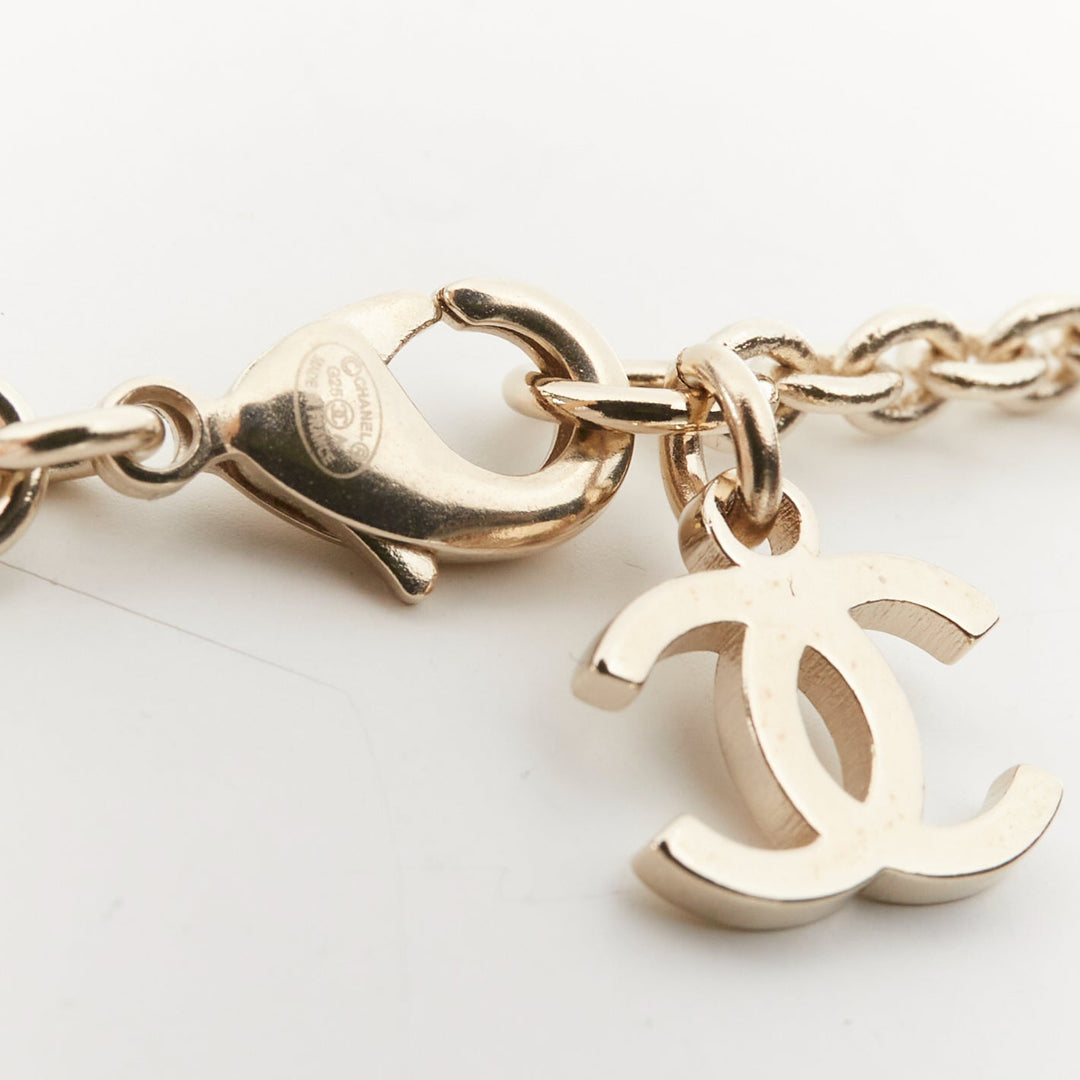 CHANEL G25A pale gold interlocking CC logo pearl hand fan pendant necklace