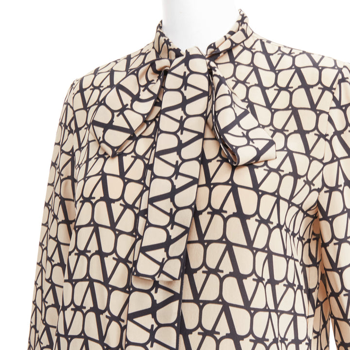 VALENTINO Iconographe Toile crepe de chine silk print tie blouse IT38 XS