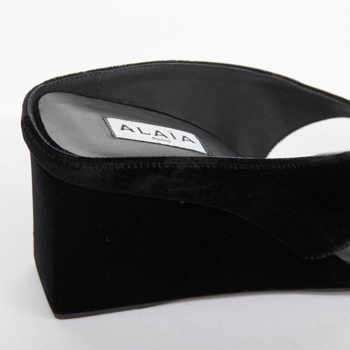 ALAIA 2023 Tong 75 black velvet sculptural thong wedge slip on sandals EU38